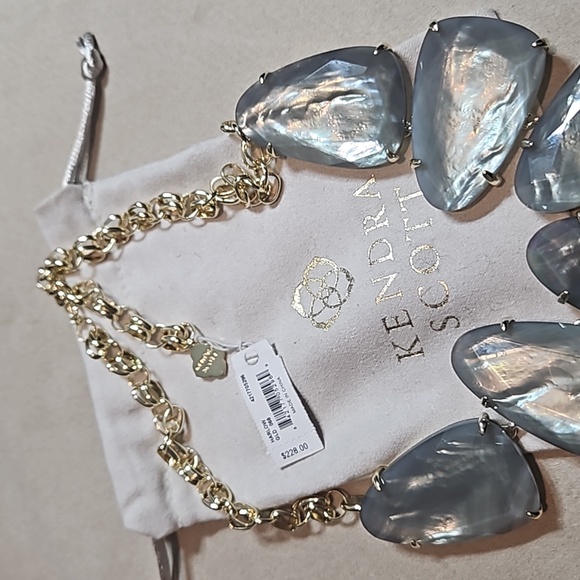 Kendra Scott Harlow Statement Necklace. Gray Illusion - Picture 6 of 7